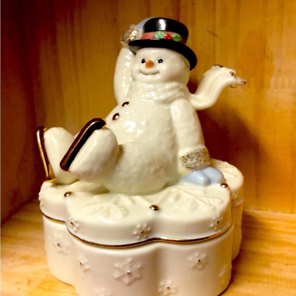Lenox Winter wonderland snowman, music box - Picture 2 of 7